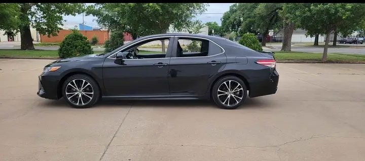 2018 Toyota Camry SE Sedan 4D — photo 1