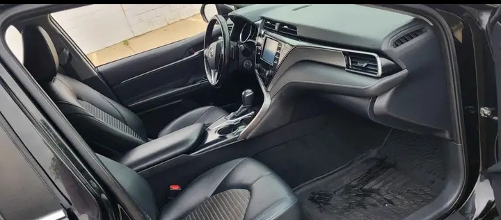 2018 Toyota Camry SE Sedan 4D — photo 4