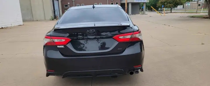 2018 Toyota Camry SE Sedan 4D — photo 2