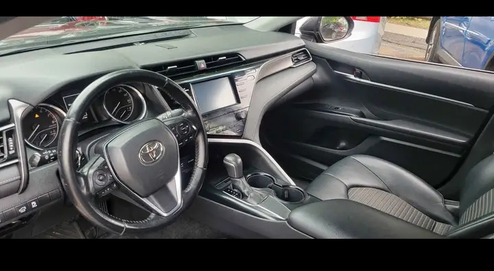 2018 Toyota Camry SE Sedan 4D — photo 3